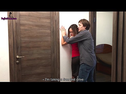 ❤️ සරාගී රියල්ටර් ඇගේ මහල් නිවාසය විකුණමින් සිටියදී ඇගේ පුකට සංවේදී ලෙස කම්පා කරයි - ක්‍රෙම්පායි ❤ Fucking අප වෙත  ﹏